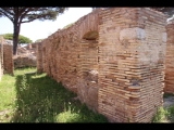 07240 ostia - regio i - insula xii - caseggiato a tabernae (i,xii,10) - westseite - korridor - suedseite - 06-2024.jpg